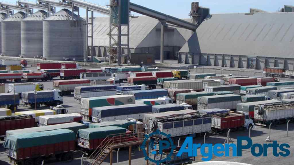 Repunta en los puertos del Gran Rosario el ingreso de camiones con maíz