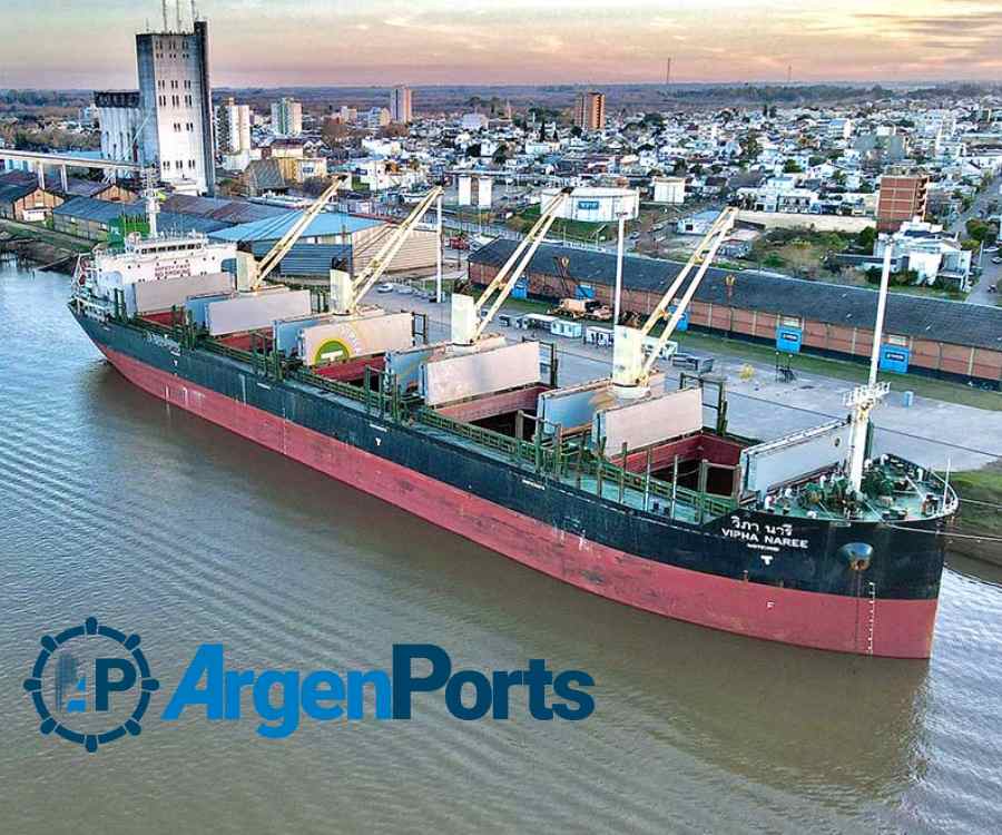 Un buque de exportación y una barcaza con combustible operan en Concepción del Uruguay