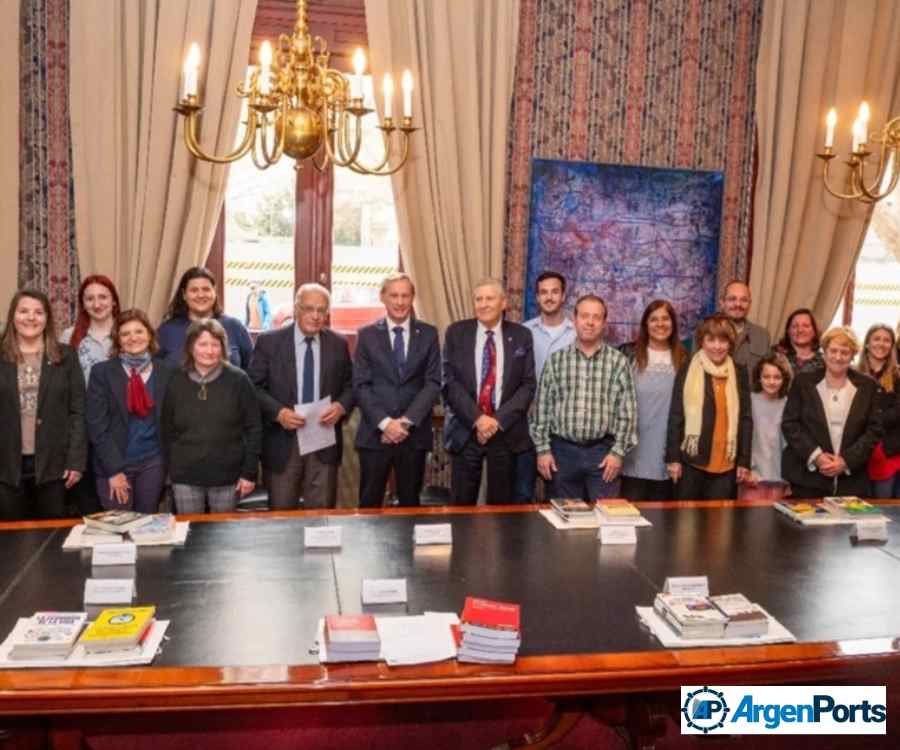 Donación de libros en la Fundación Bolsa de Comercio de Bahía Blanca