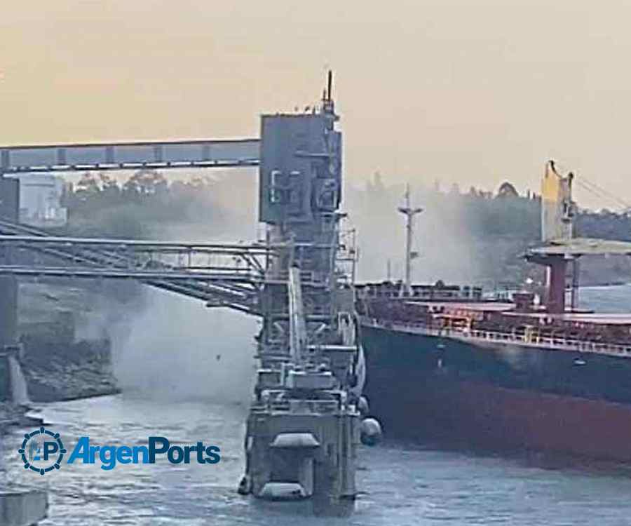 En video: un buque granelero embistió el muelle de Vicentín en San Lorenzo