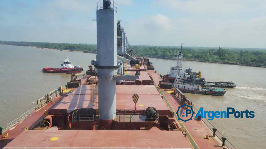 Un buque granelero estuvo tres días varado en el río Paraná