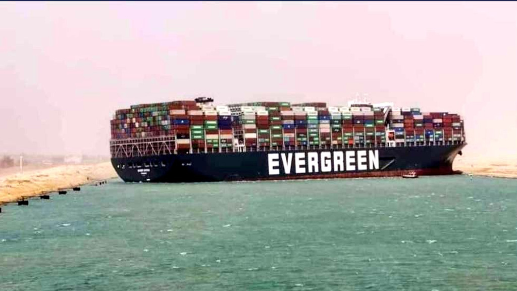 Megabarco encallado en el canal de Suez: el caos en la navegación podría durar varios días