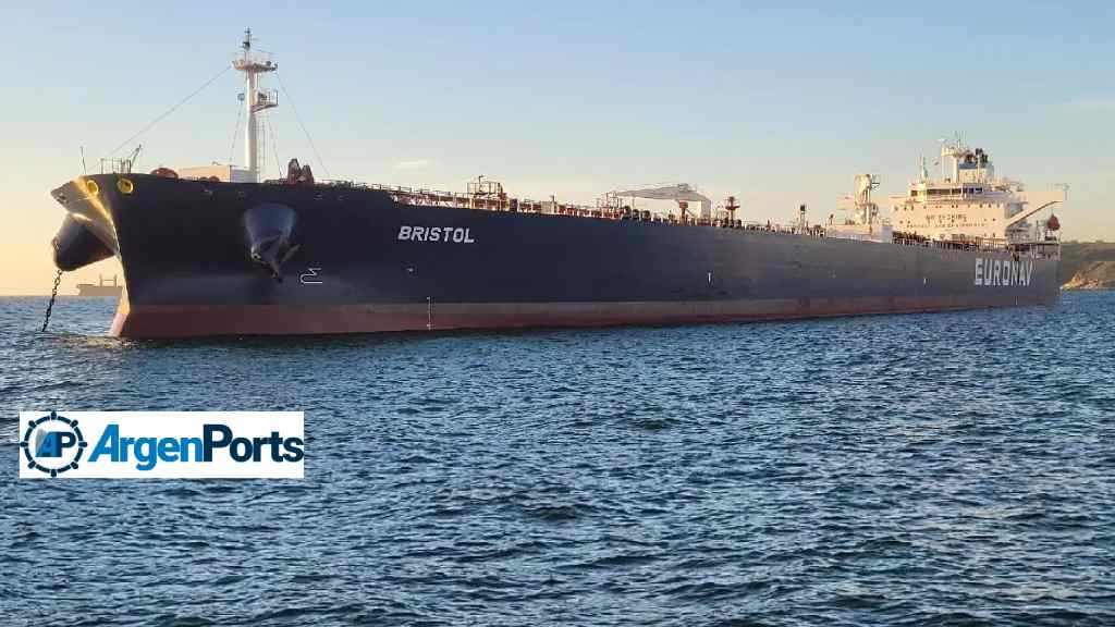 Un gran buque petrolero de 270 metros de eslora fondea en el estuario de Bahía Blanca