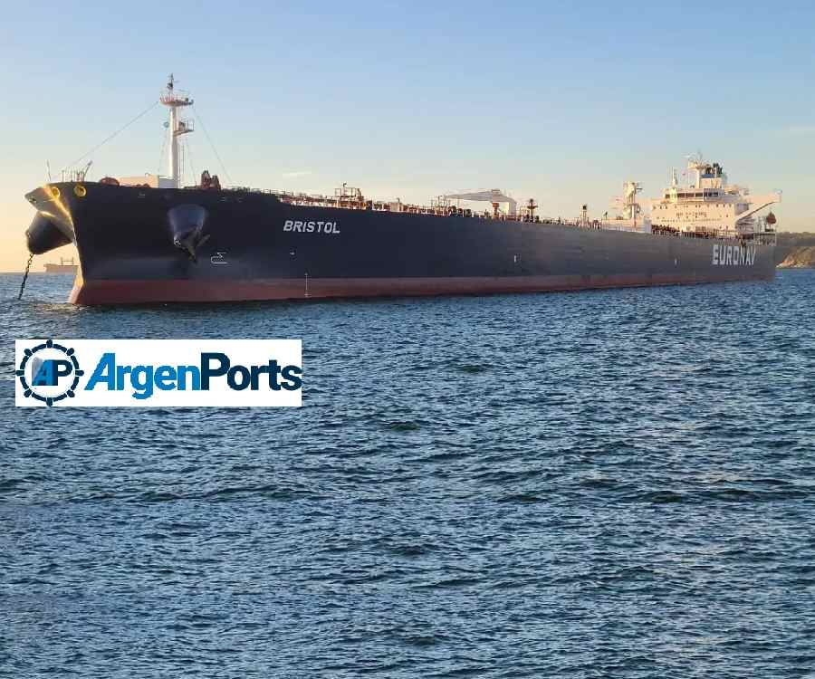 Un gran buque petrolero de 270 metros de eslora fondea en el estuario de Bahía Blanca