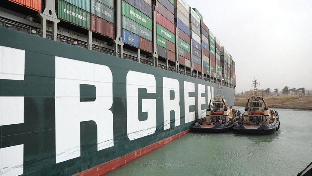 Canal de Suez: llegan más remolcadores pero evalúan aliviar la carga del buque Ever Given