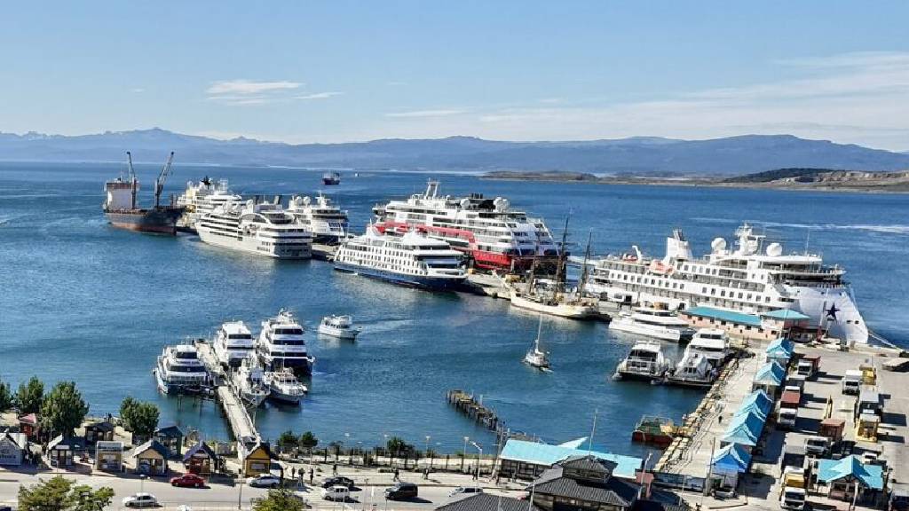 Ushuaia: impacto económico y logístico tras la llegada de ocho buques en un día