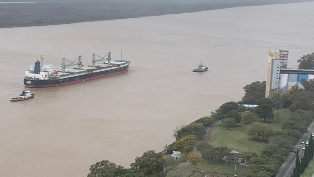 Autorizan la zarpada de los 7 buques que estaban “varados” en el área del Gran Rosario