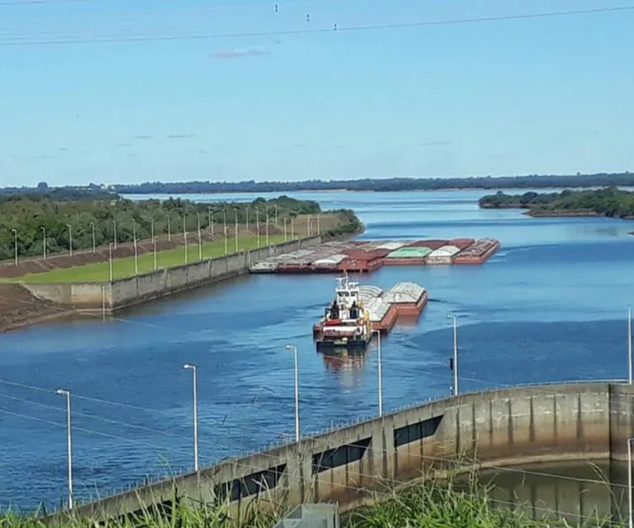 Operación Ventana de Agua: barcazas paraguayas comienzan a pasar por Yacyretá