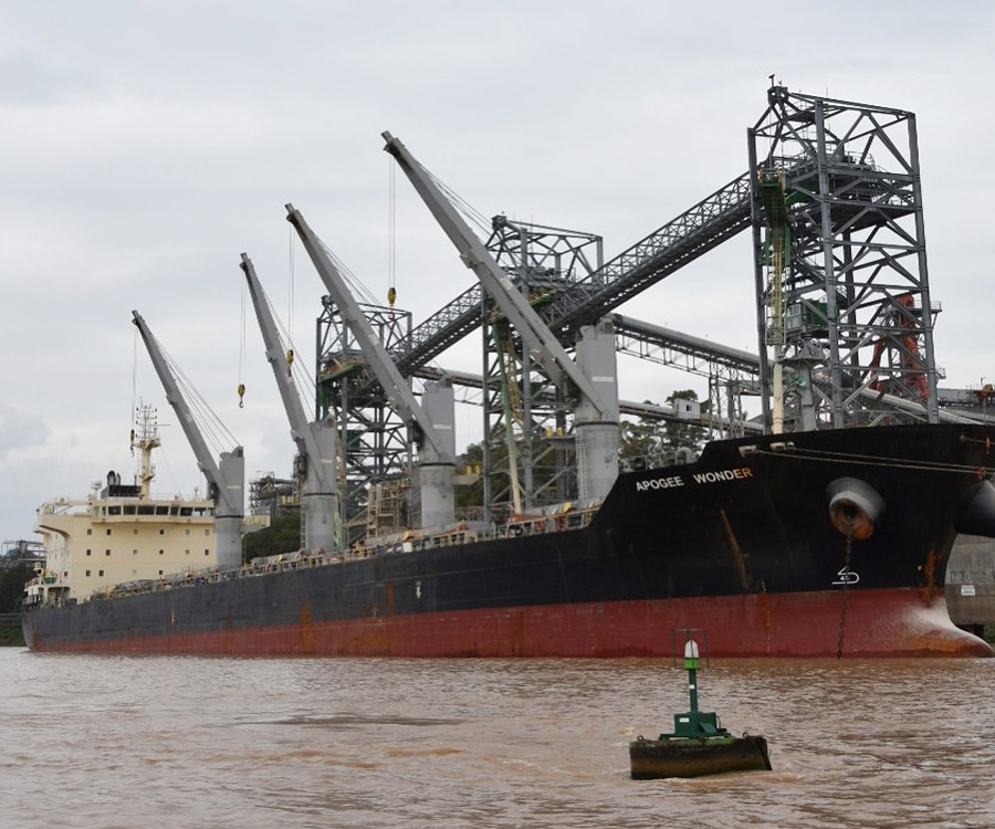 Por la bajante, algunos barcos salen del río Paraná con 10 mil toneladas menos