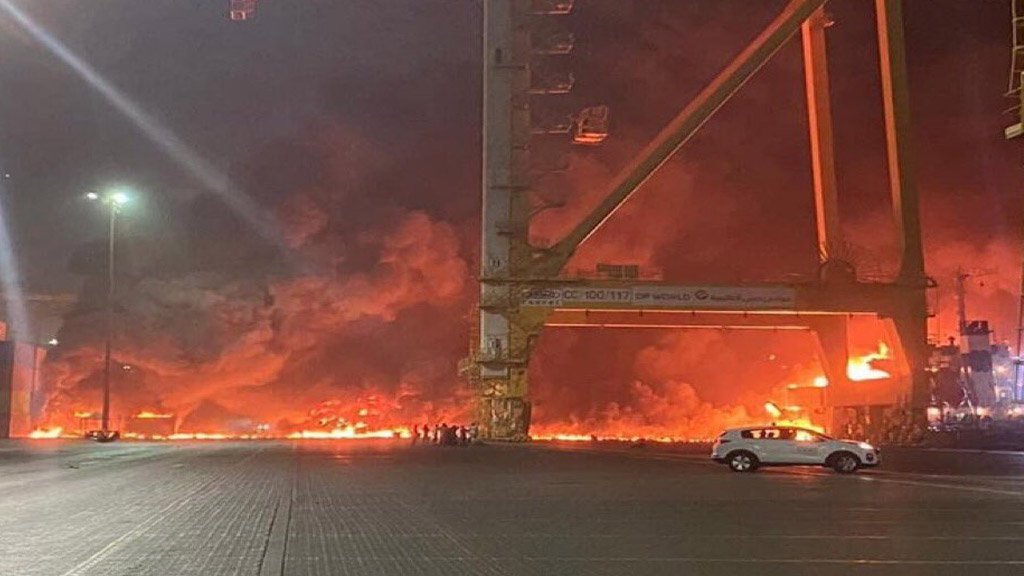 Videos: una fuerte explosión sacudió al puerto de Jebel Ali en Dubai
